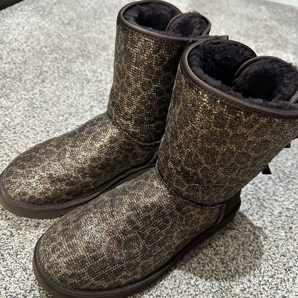 UGG Australia Womans Bronze Bailey Bow Glitter Leopard Sheepskin Boots size 9 LN - Picture 2 of 5